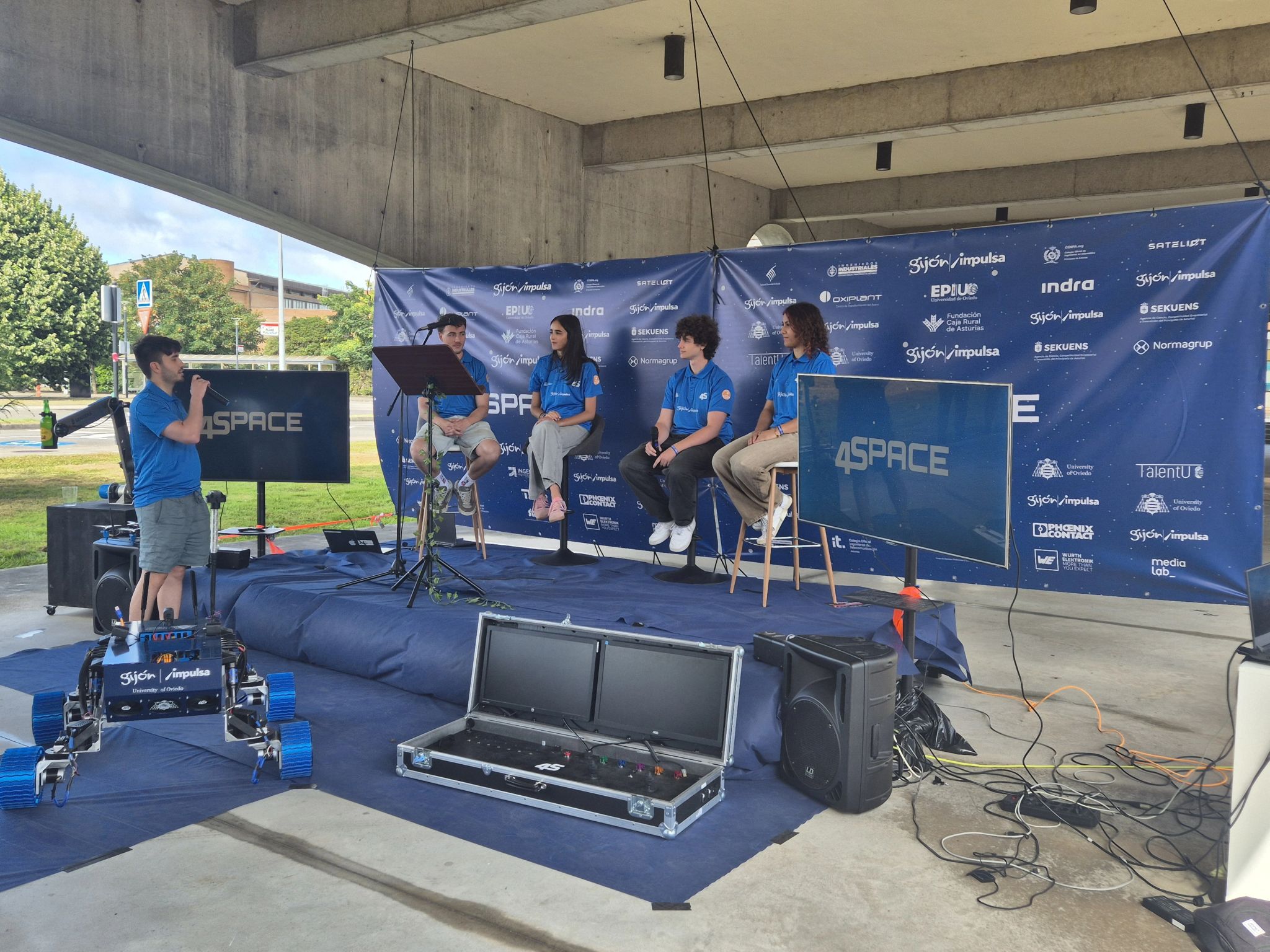 Imagen noticia:  4Space Uniovi presenta su vehículo para la competición European Roven Challenge